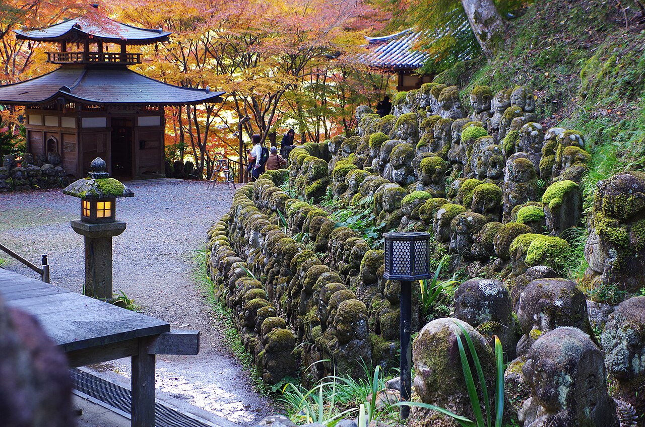 Otagi Nenbutsu-ji. Photo by Nankou Oronain (as365n2) (CC BY-SA 3.0)