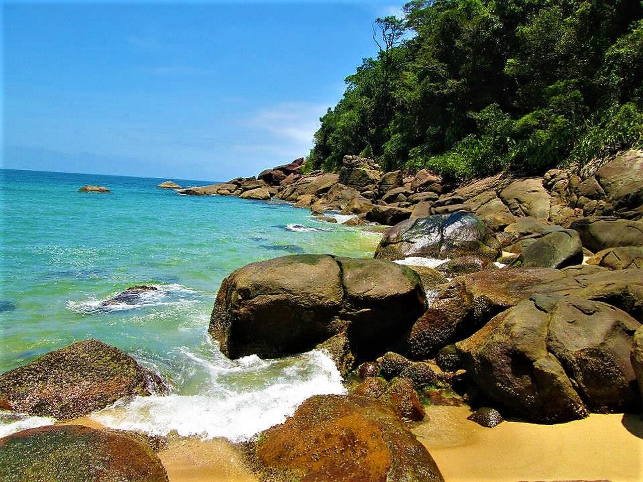 Praia do Sono. Photo by Adenildegonzaga (CC BY-SA 4.0)