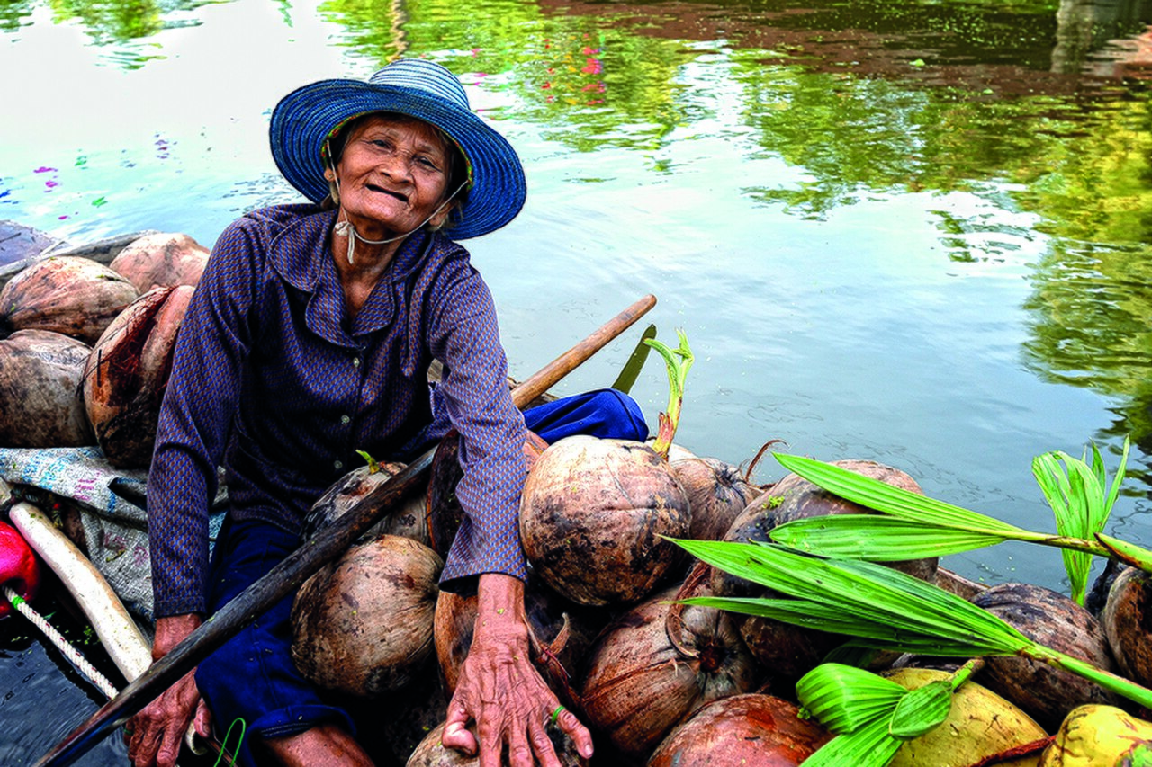 Tha Kha Floating Market. Photo by Mr. Niwat Tantayanusorn, Ph.D. (CC BY-SA 4.0)