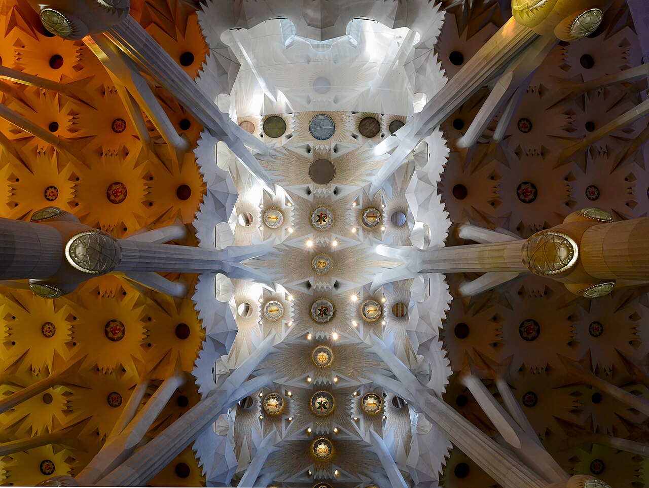 Basilica de la Sagrada Familia. Photo by Alvesgaspar (CC BY-SA 4.0)