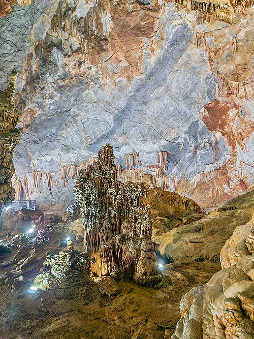 Paradise Cave, Vietnam. Photo by Hardscarf (CC BY-SA 4.0)