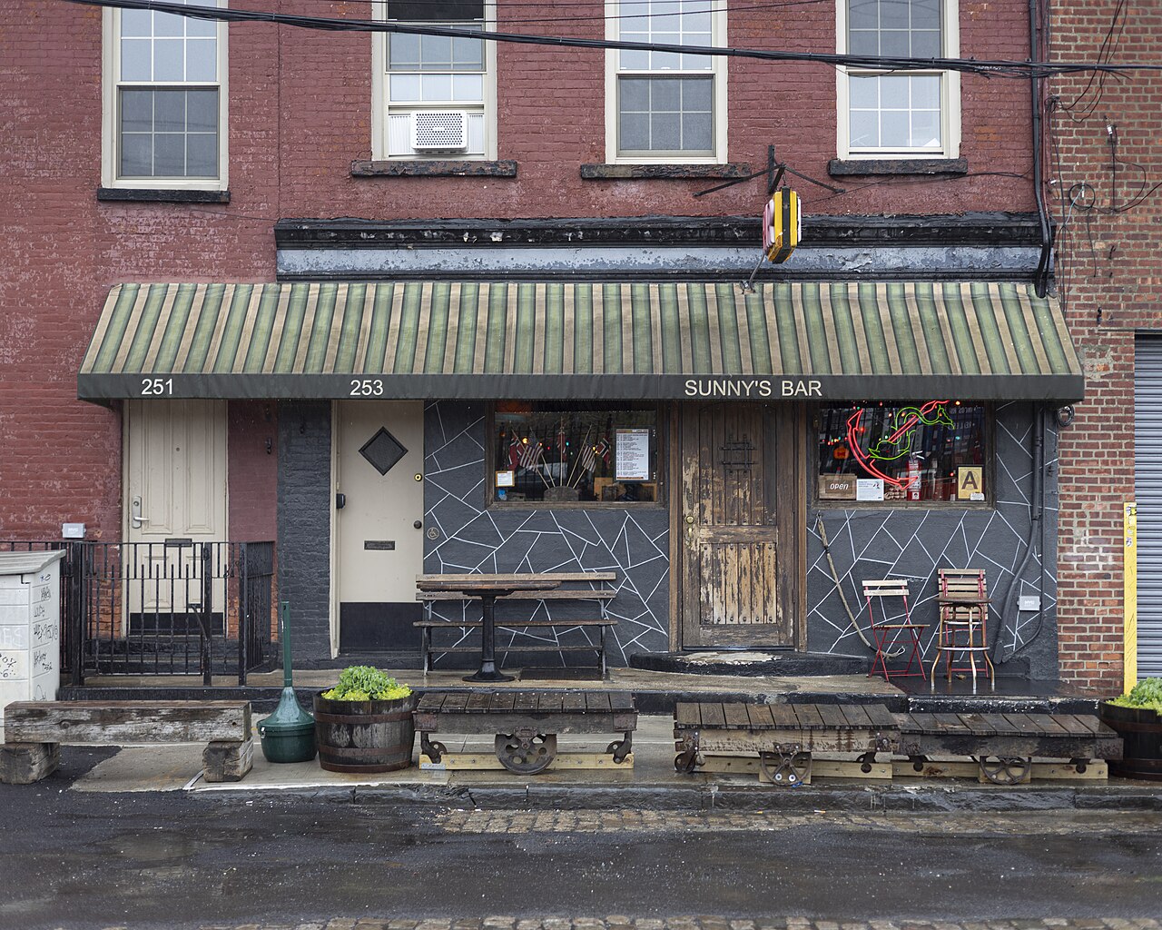 Sunny's Bar. Photo by Tessa Bury (CC BY 4.0)
