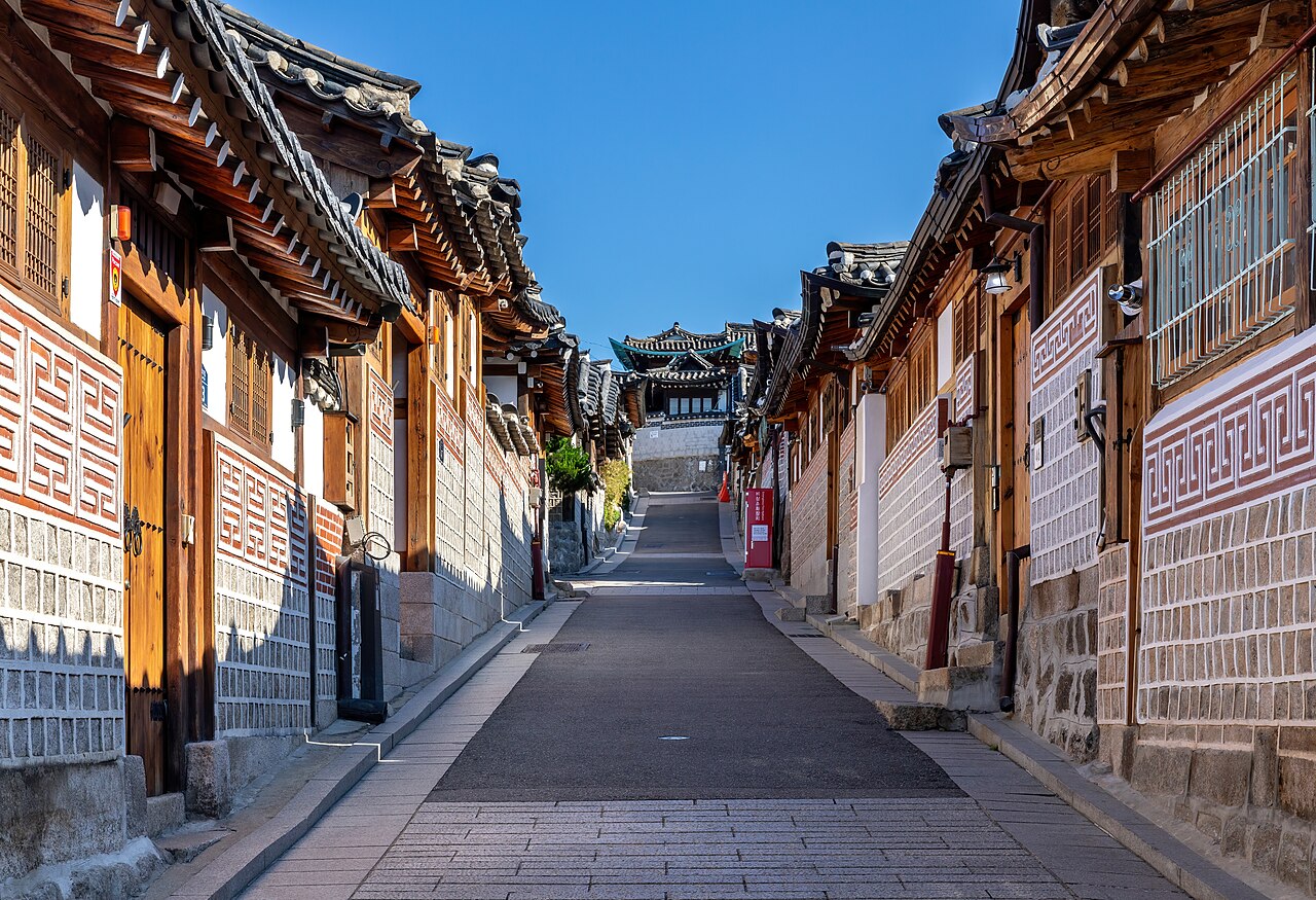 Bukchon Hanok Village. Photo by Basile Morin (CC BY-SA 4.0)