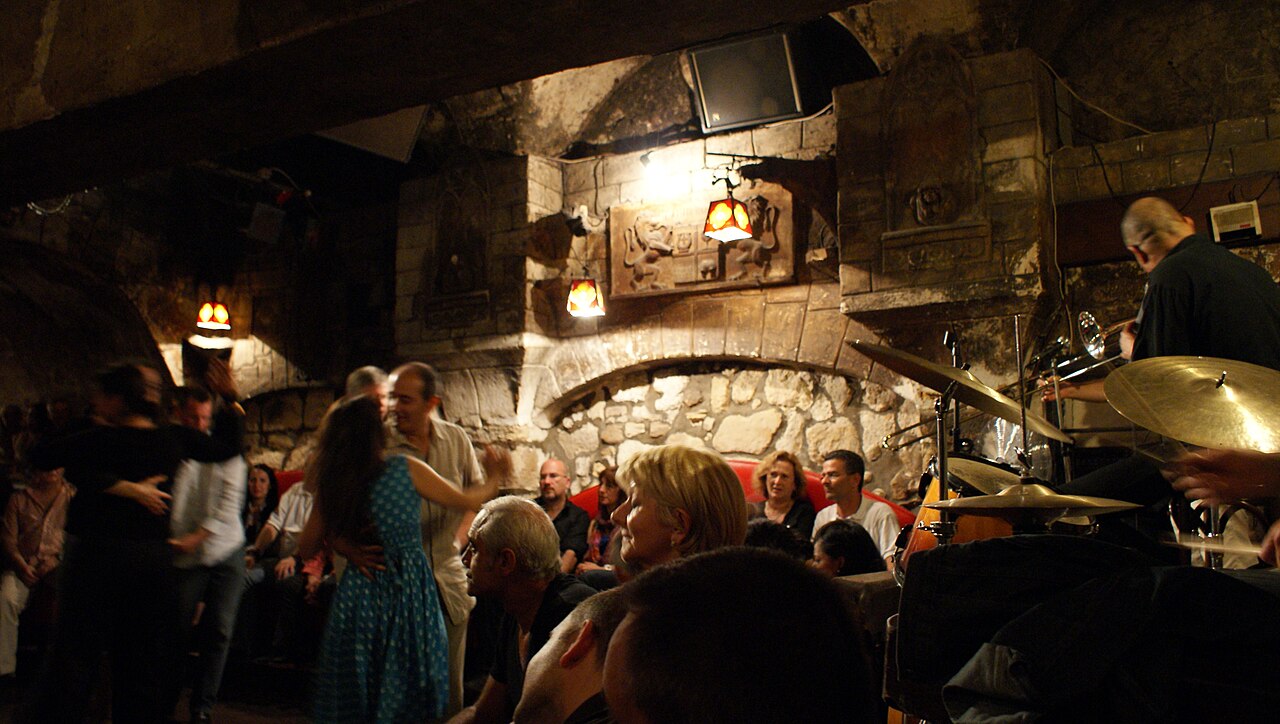 Caveau de la Huchette. Photo by Richardprins (CC0)