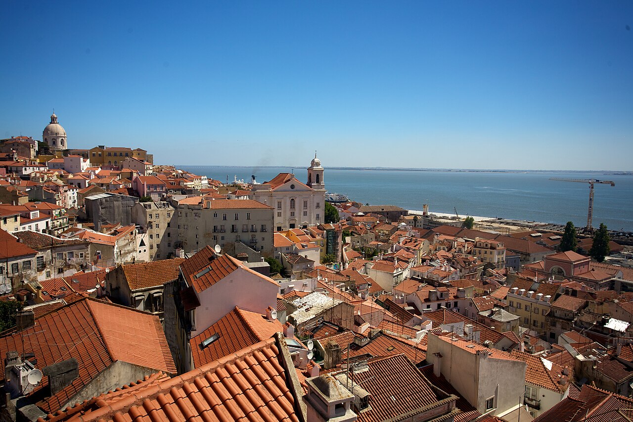 Alfama. Photo by dirk.olbertz (CC BY 2.0)