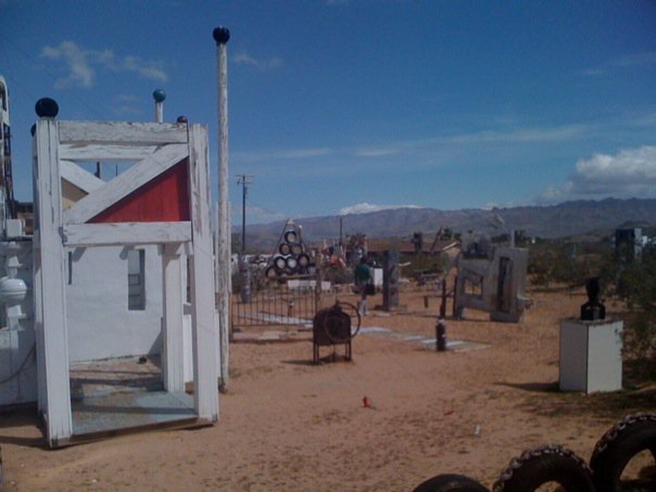 Noah Purifoy Outdoor Desert Art Museum. Photo by StaceyEOB (CC BY-SA 4.0)