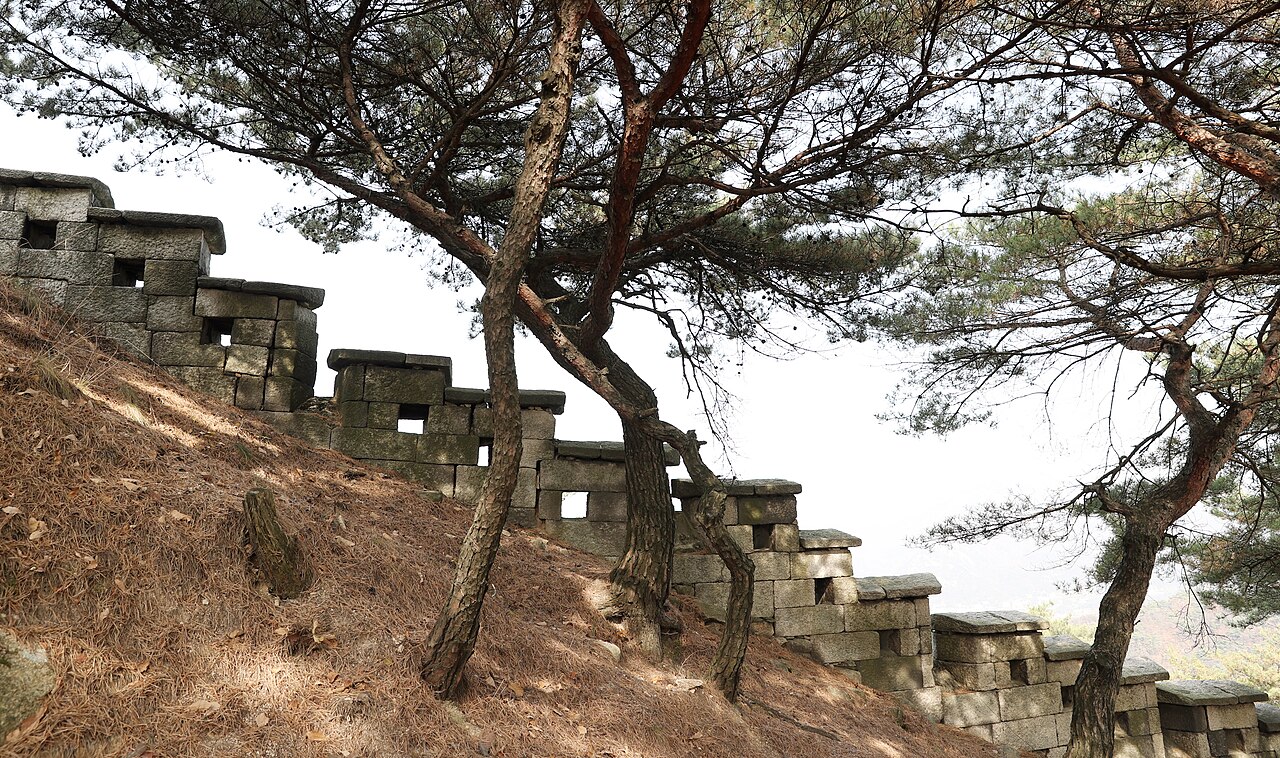 Bugaksan (Baegaksan) Mountain. Photo by Republic of Korea (Korea.net, photographer Jeon Han) (CC BY-SA 2.0)